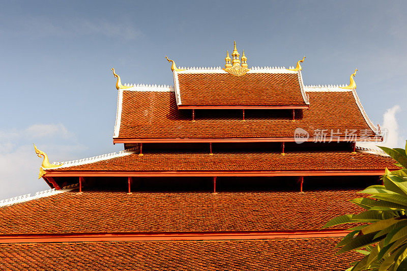 Vatmay Souvannapoumaram寺庙综合体的屋顶，它是琅勃拉邦的佛教综合体之一，是联合国教科文组织世界遗产城市